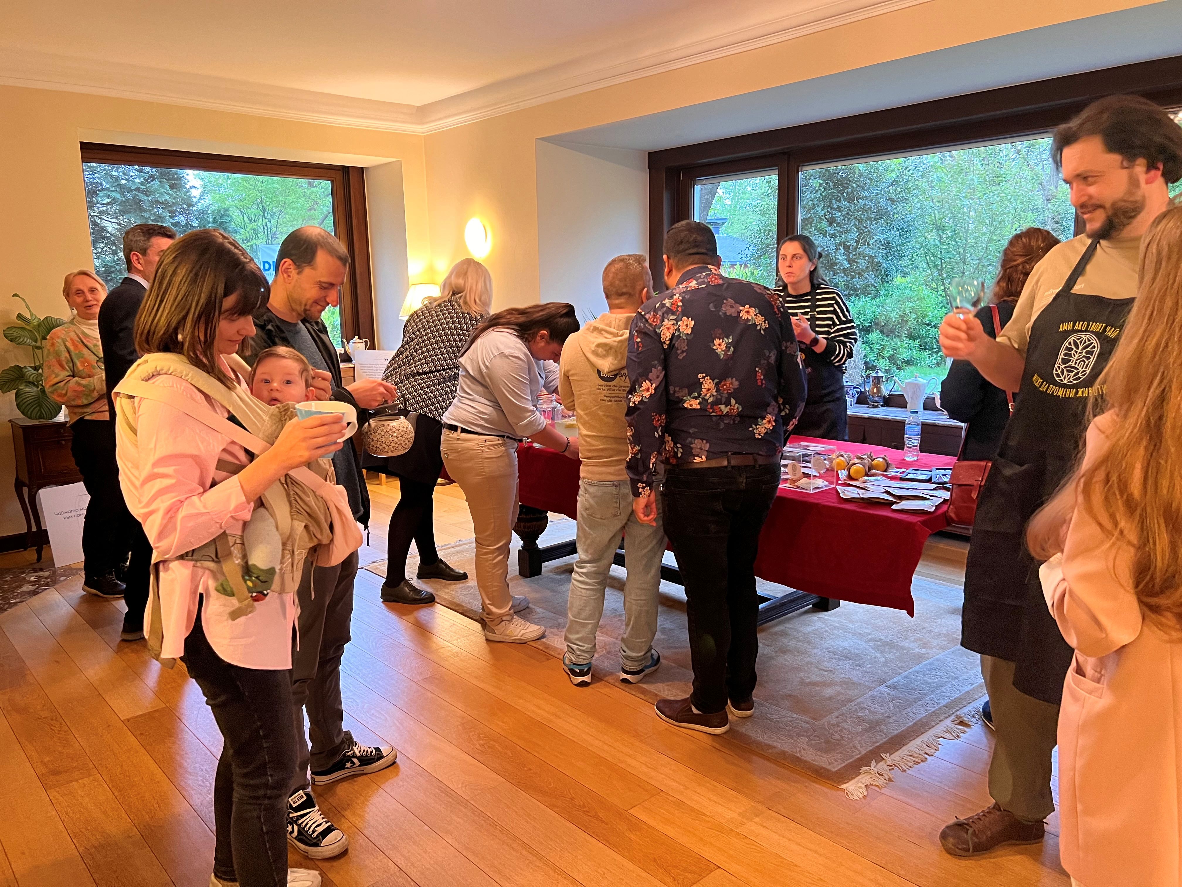 Българското посолство в Брюксел бе домакин на благотворително събитие „Чайници и истории“, отбелязващо 10-тата годишнина на фондация „Социалната чайна“