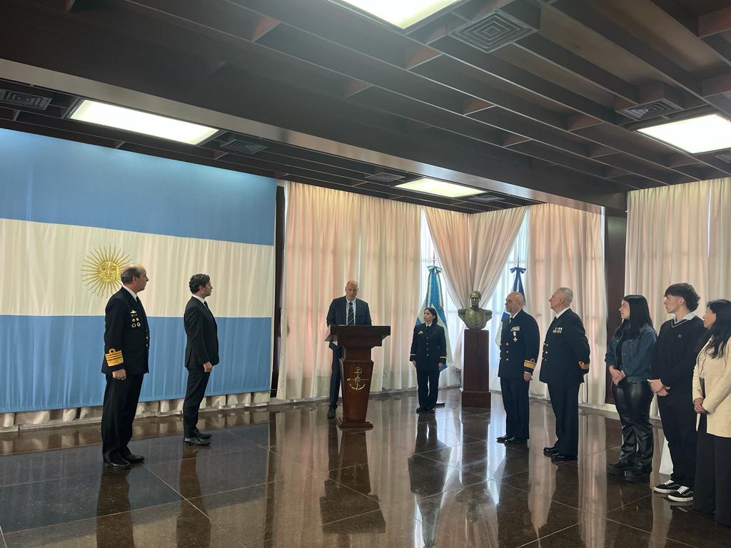 Връчване на награден знак на Министъра на отбраната на България на г-н Хуан Николау, капитан от Военноморските сили на Аржентина