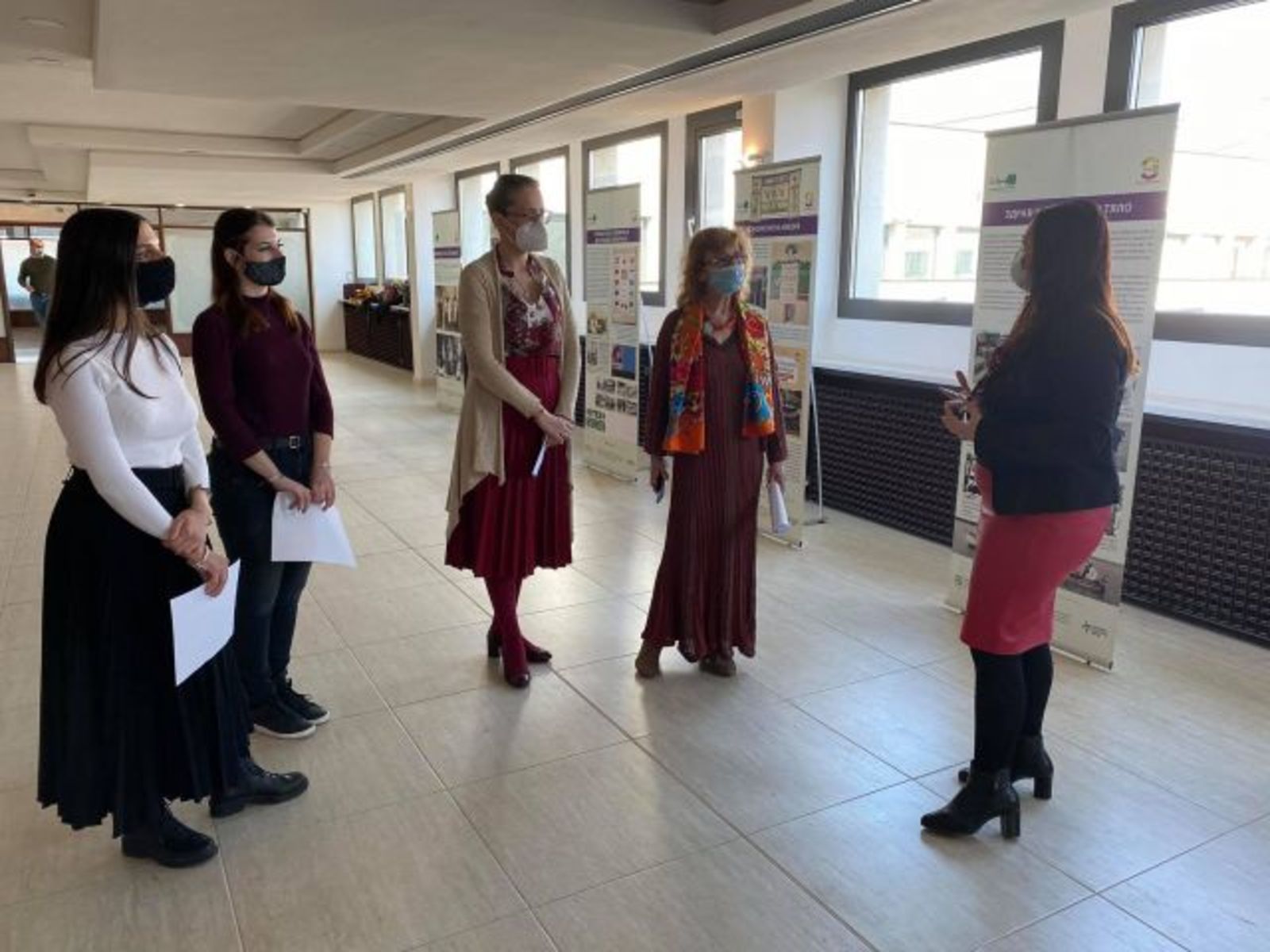 Студенти, преподаватели и заинтересовани от темата за ролята на жените  посетиха изложбата „Значимите жени в историята – от Братислава до Русе“ в МВнР