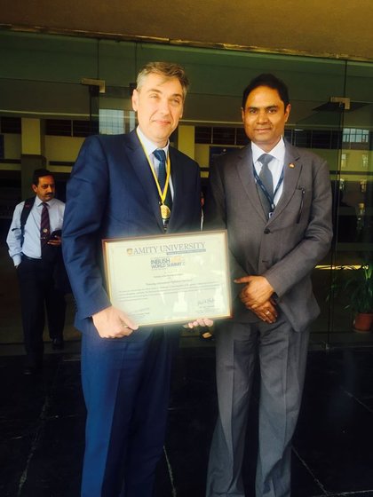 Посланик Петко Дойков стана носител на златен медал на Университета „Amity” за насърчаване на дипломатическите отношения с Индия