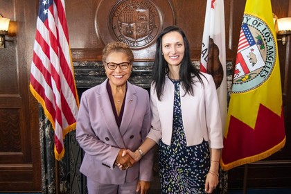 Заместник министър-председателят и министър на външните работи Мария Габриел проведе среща с кмета на Лос Анджелис Карън Бас на 1 ноември 2023 г.