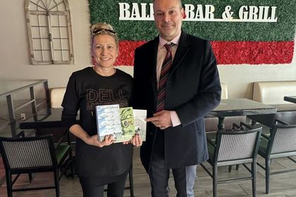 Генералният консул подари книги на българската читалня в Лас Вегас