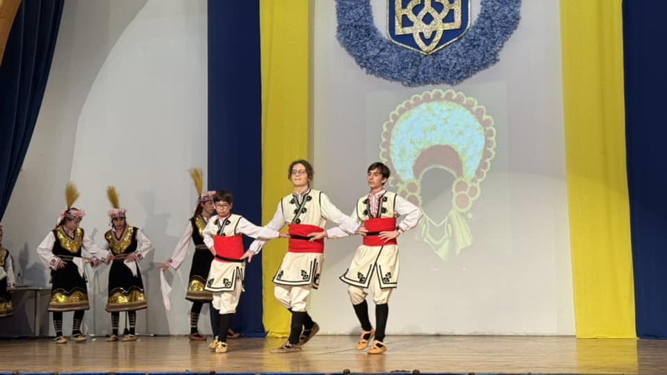 Детската танцова група „Хоп-троп“ от Лос Анджелис отпразнува своя 10-годишен юбилей 