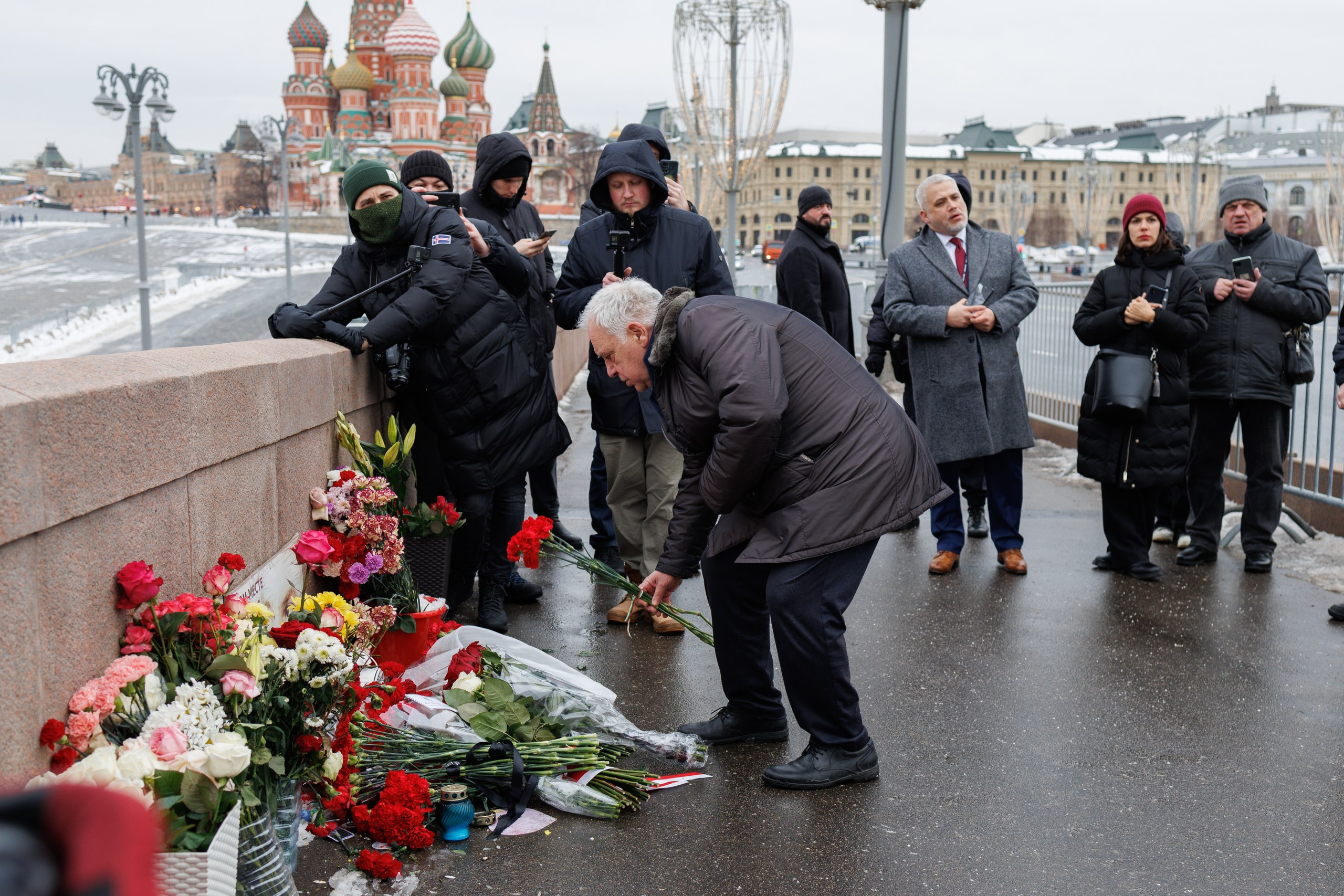 Българският посланик в Москва Атанас Кръстин почете паметта на Борис Немцов