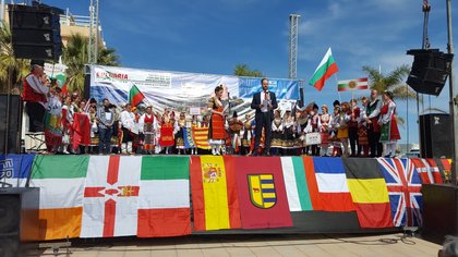 Третият международен фолколорен  събор „На хорото, на мегдана на другата България“ под надслов „ На хорото в Гандия“
