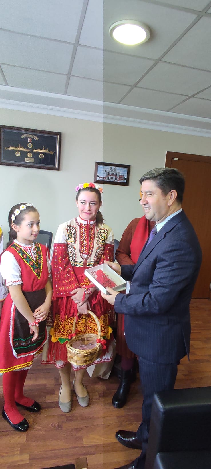 Деца и учители от Българското неделно училище „Св. св. Кирил и Методий“ към Генералното консулство посетиха Областната администрация на Истанбул и Истанбулска голяма община