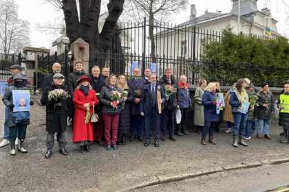 Поднасяне на цветя в памет на Навални в Осло