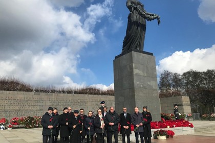 Главами миссий Евросоюза в Санкт-Петербурге возложил венки к Пискаревскому мемориальному кладбищу - памятнику жертвам Великой Отечественной войны