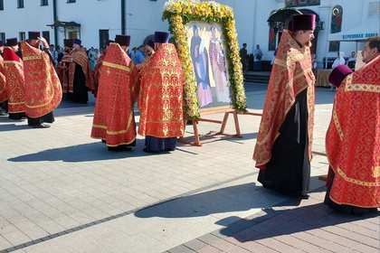  Служителите на посолството на  и членове на българската общност в Беларус поднесоха цветя пред паметната плоча на Св. св. Кирил и Методий в центъра на град Минск