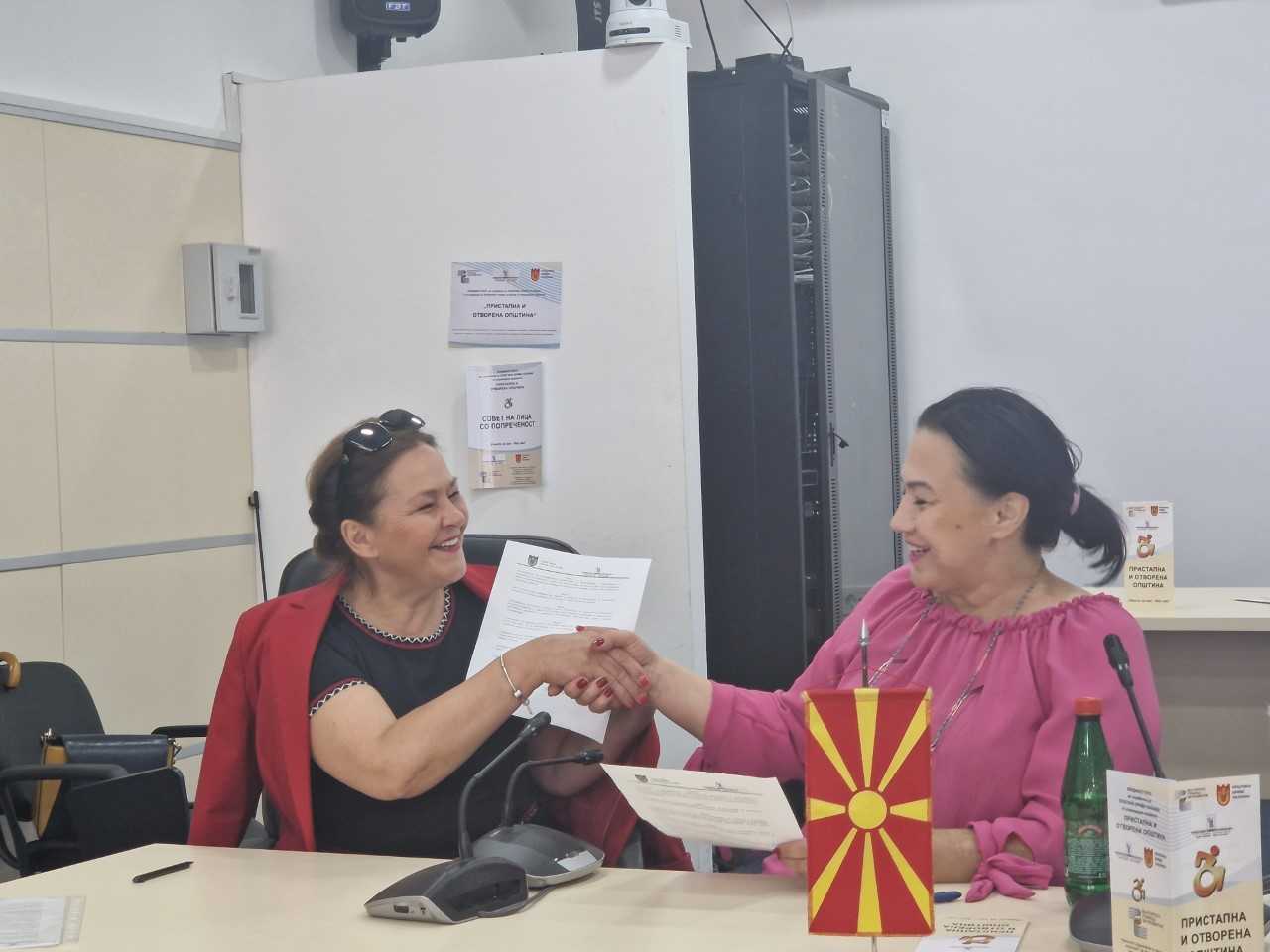 Подписване на меморандум между сдружение „Хандикеп Плюс“ и общинския съвет в Крива паланка - част от проект, финансиран по Българска помощ за развитие 