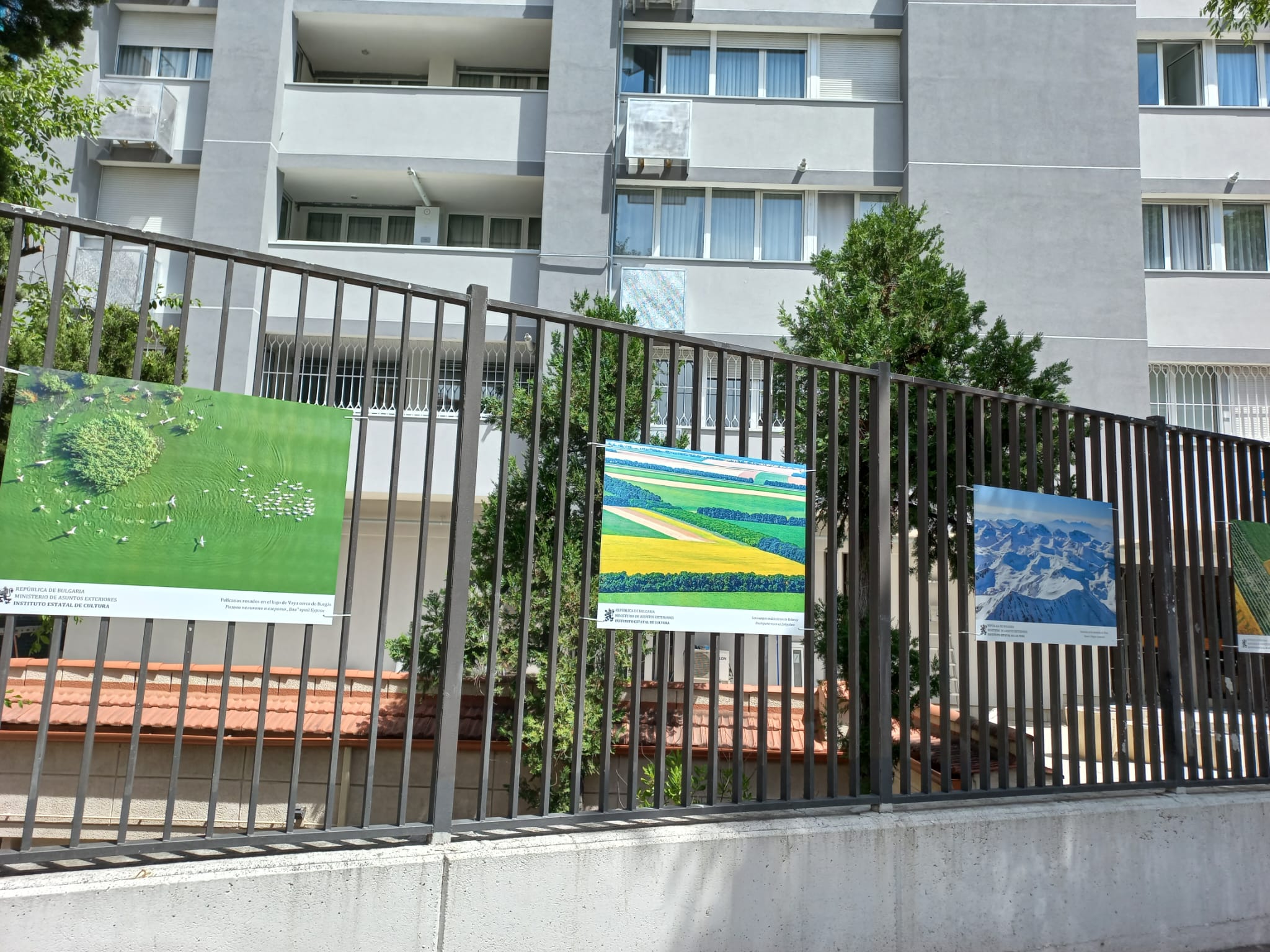 На Посолството на България в Мадрид са монтирани 13 селектирани експозиционни панела, част от изложбата „България от птичи поглед“
