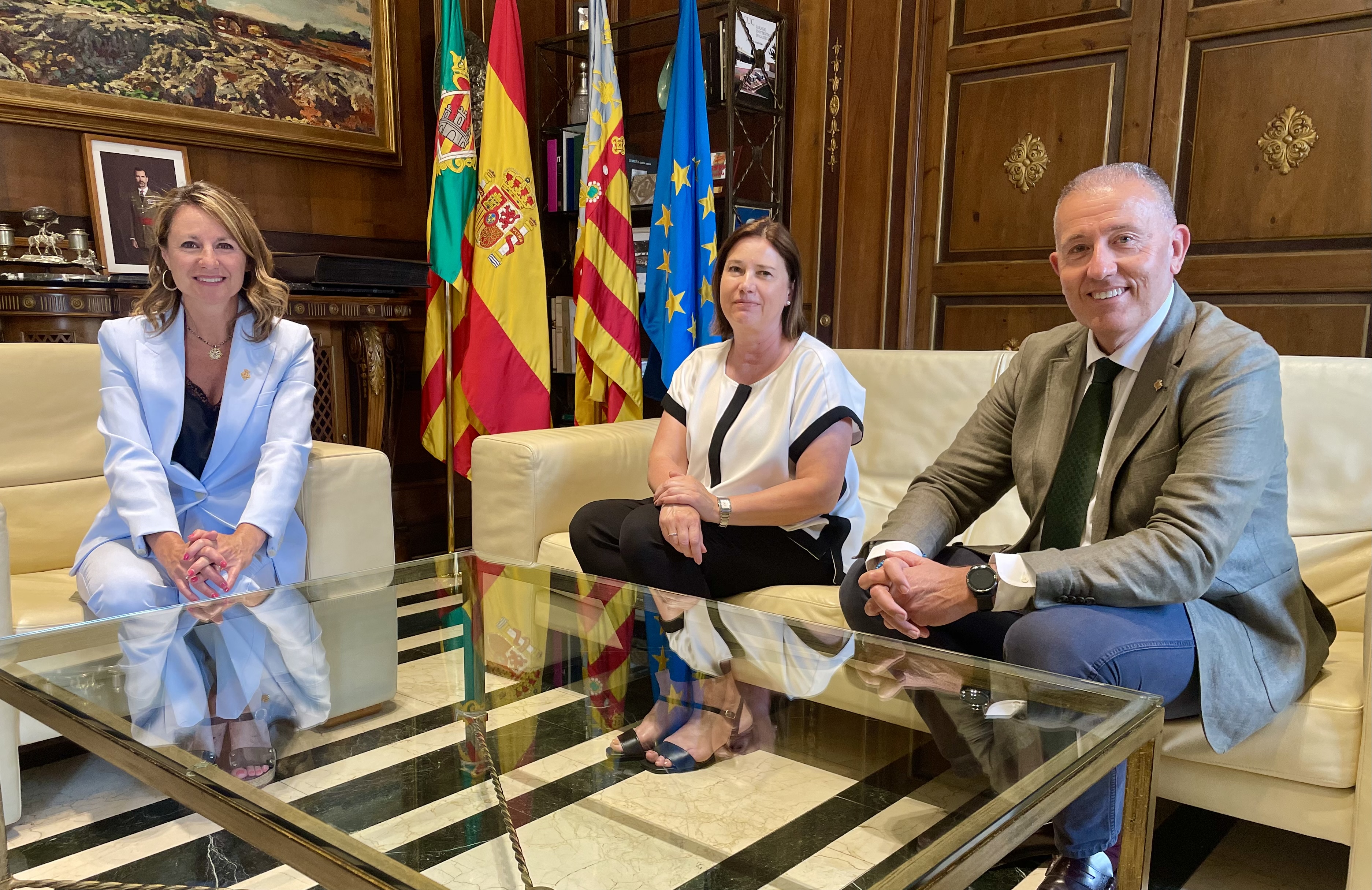 Среща на генералния консул на Република България във Валенсия г-жа Надя Кръстева с кмета на град Кастейон г-жа Бегоня Караско