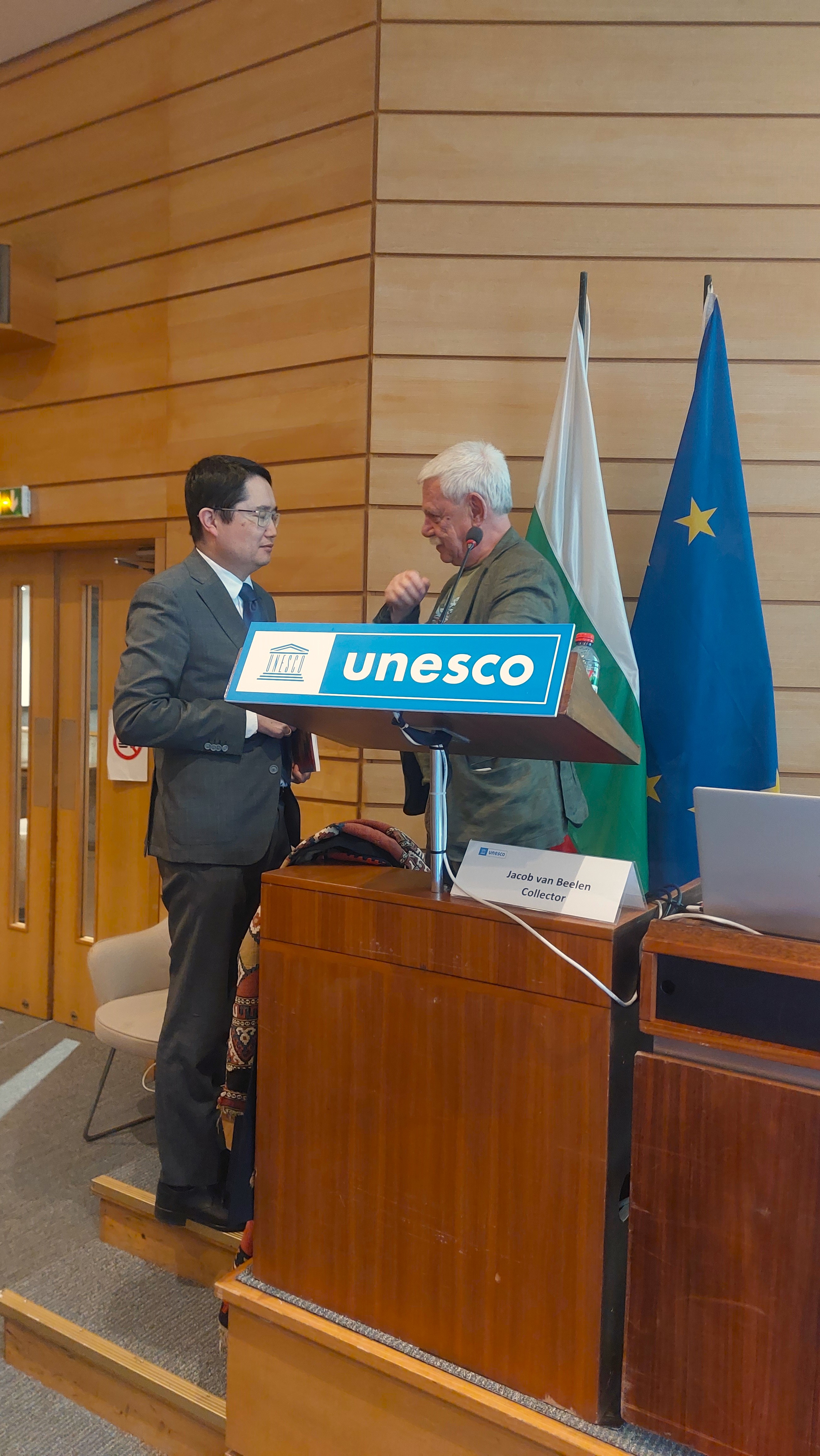  ЮНЕСКО приветства лекцията  „Истории в цвят: 350 години българско килимарство“