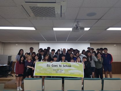 Лекция на посланик Петър Андонов пред ученици от горните класове на гимназия Сунса в Сеул