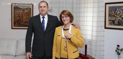 Президентът удостои с орден “Мадарски конник” първа степен Сотирула Хараламбус за нейния принос за защита на трудовите и социални права на българите, работещи в Кипър 