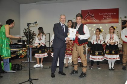 Посланик Кондов връчи грамоти на български ученици и учители от Мадрид