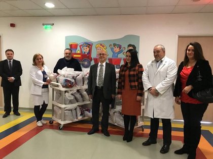 България зарадва 100 деца в македонска болница с коледни подаръци
