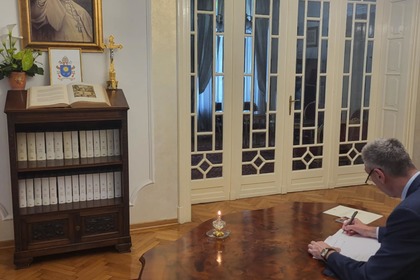 Посланик Петко Дойков се подписа в книгата за съболезнования в  Апостолическа Нунциатура в Белград