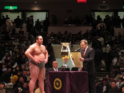 Победителят в януарския турнир по сумо в Токио получи купата на българското правителство