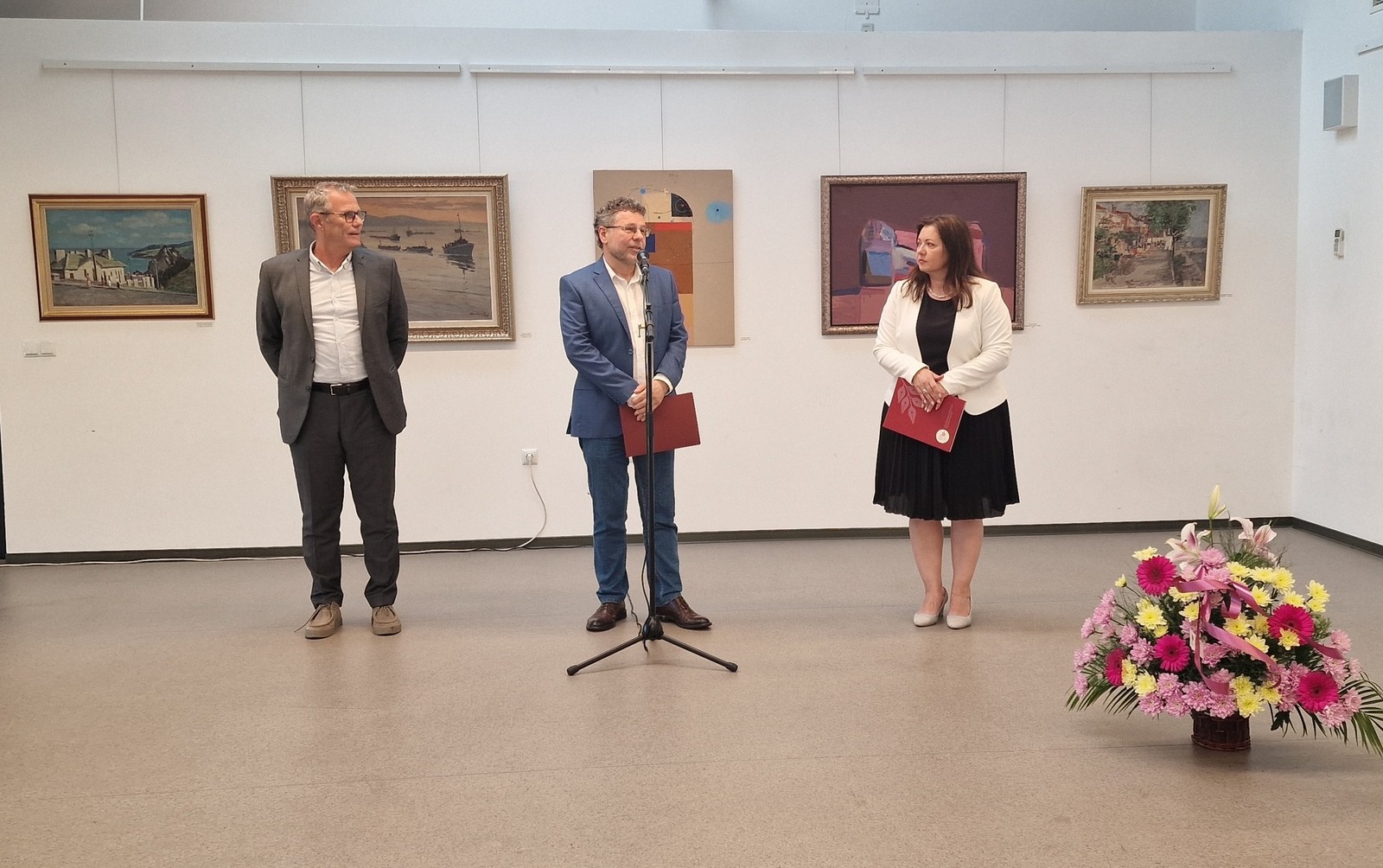 Изложбата „Дипломация и изкуство 2“ беше открита в Бургас