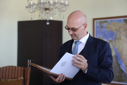 Златна лаврова клонка за посланика на Канада, Н. Пр. Стефани МакКолъм