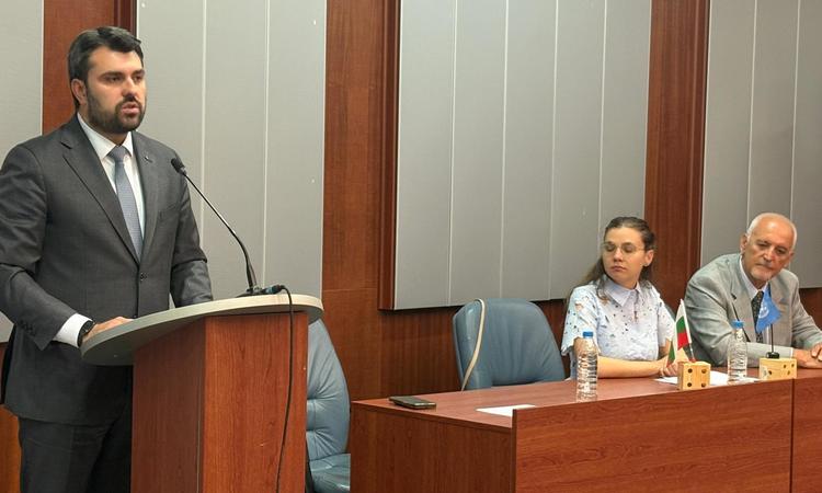 Министърът на външните работи Георг Георгиев се срещна с младежи по повод 80-годишнината от подписването на Устава на ООН