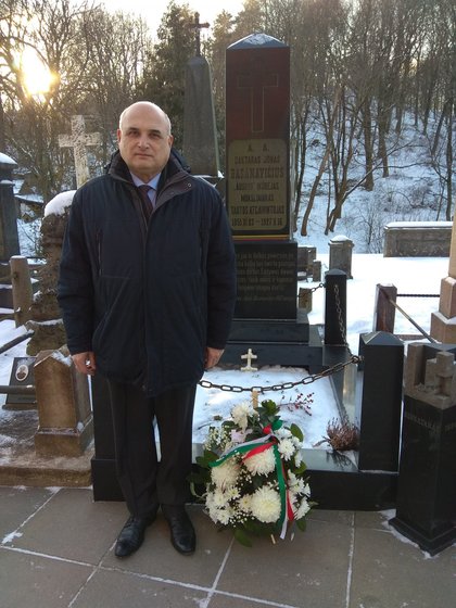 Посланик Ялнъзов положи венец на гроба на Йонас Басановичус