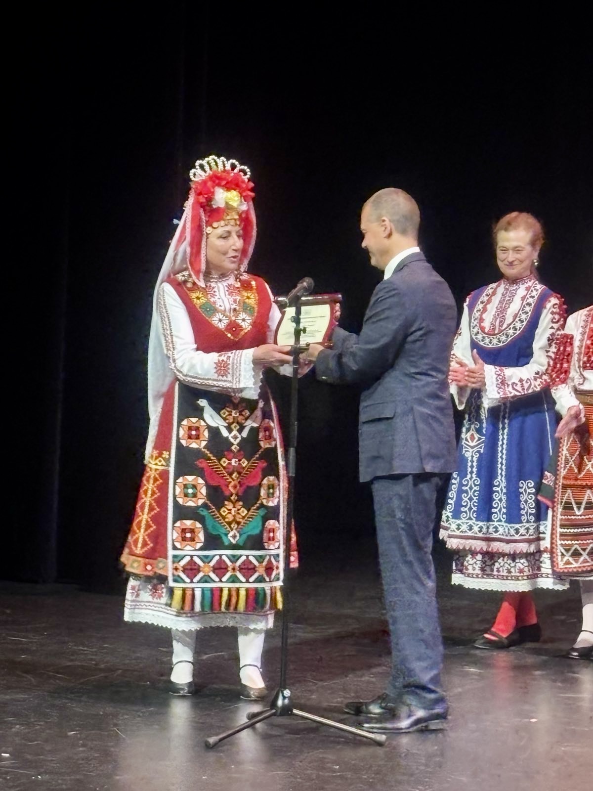 Награждаване с почетен плакет на Фолклорен състав „Родина“ (гр. Отава) по случай 25 години от основаването му
