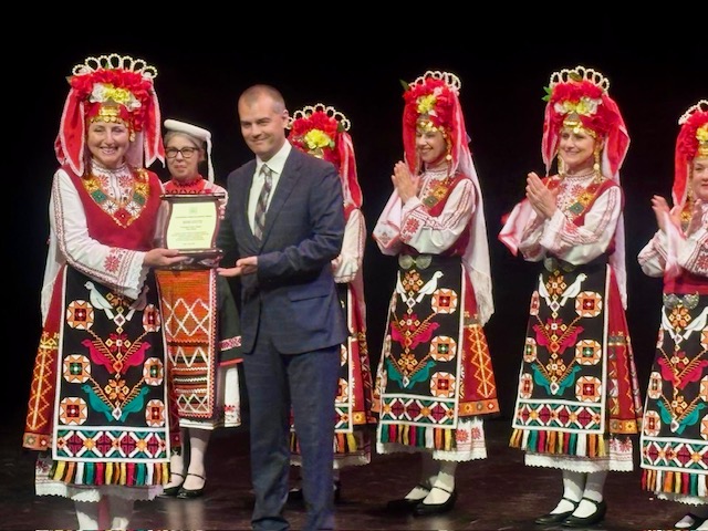 Награждаване с почетен плакет на Фолклорен състав „Родина“ (гр. Отава) по случай 25 години от основаването му