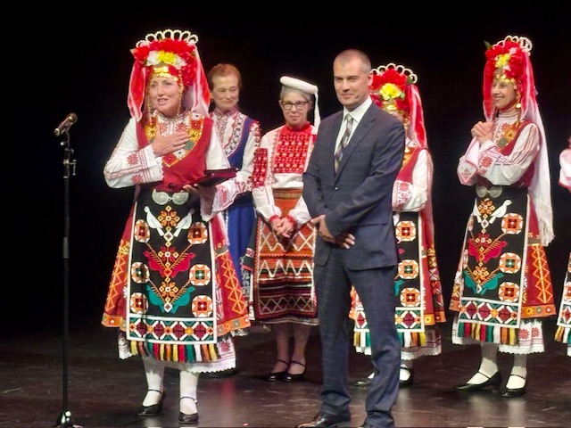 Награждаване с почетен плакет на Фолклорен състав „Родина“ (гр. Отава) по случай 25 години от основаването му