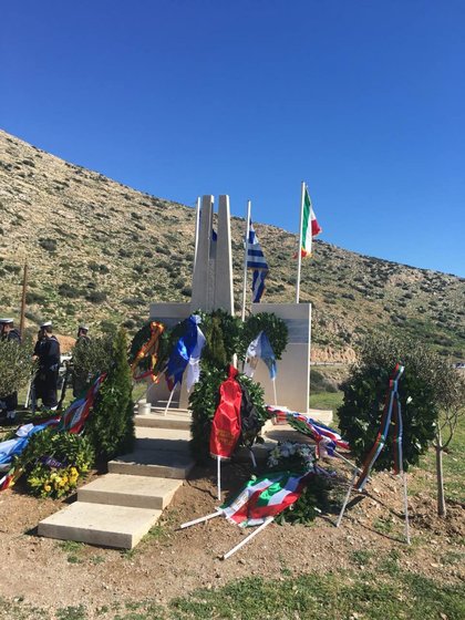 Отдаване на почит на загиналите в морски инцидент през 1944 г. италиански военнопленници