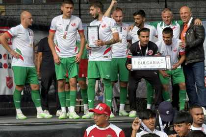 Посланик Иванова и служителите на Посолството аплодираха българския футболен “Отбор на надеждата”