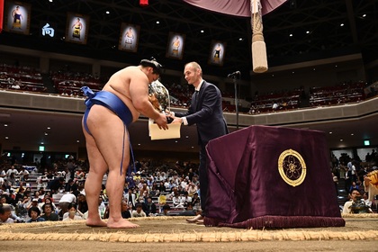 Връчване на купата на българското правителство на победителя в есенния турнир по сумо в Токио