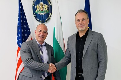 Среща на генералния консул с американския детектив от български произход Петър Замфиров