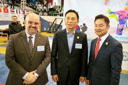 Посланик Петър Крайчев с почетен плакет от Асоциацията на практикуващите таекуондо чужденци на 2025 Foreigner Taekwondo Exhibition Festival 