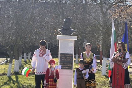 Бюст-паметник на Христо Ботев