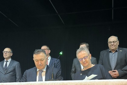 Der Bürgermeister von Karlovo, Dr. Emil Kabaivanov, und die Bürgermeisterin von Seeheim-Jugenheim, Frau Birgit Kanegisser, unterzeichneten eine Städtepartnerschaftsvereinbarung zwischen den beiden Städten