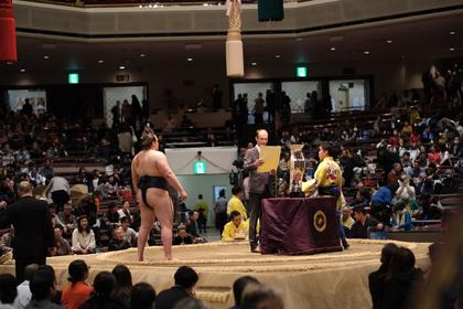 Връчване на купата на българското правителство на победителя в януарския турнир по сумо в Токио