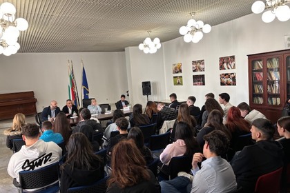 Ученици от българските неделни училища се запознаха с кариерата на дипломата в посолството на България в Гърция