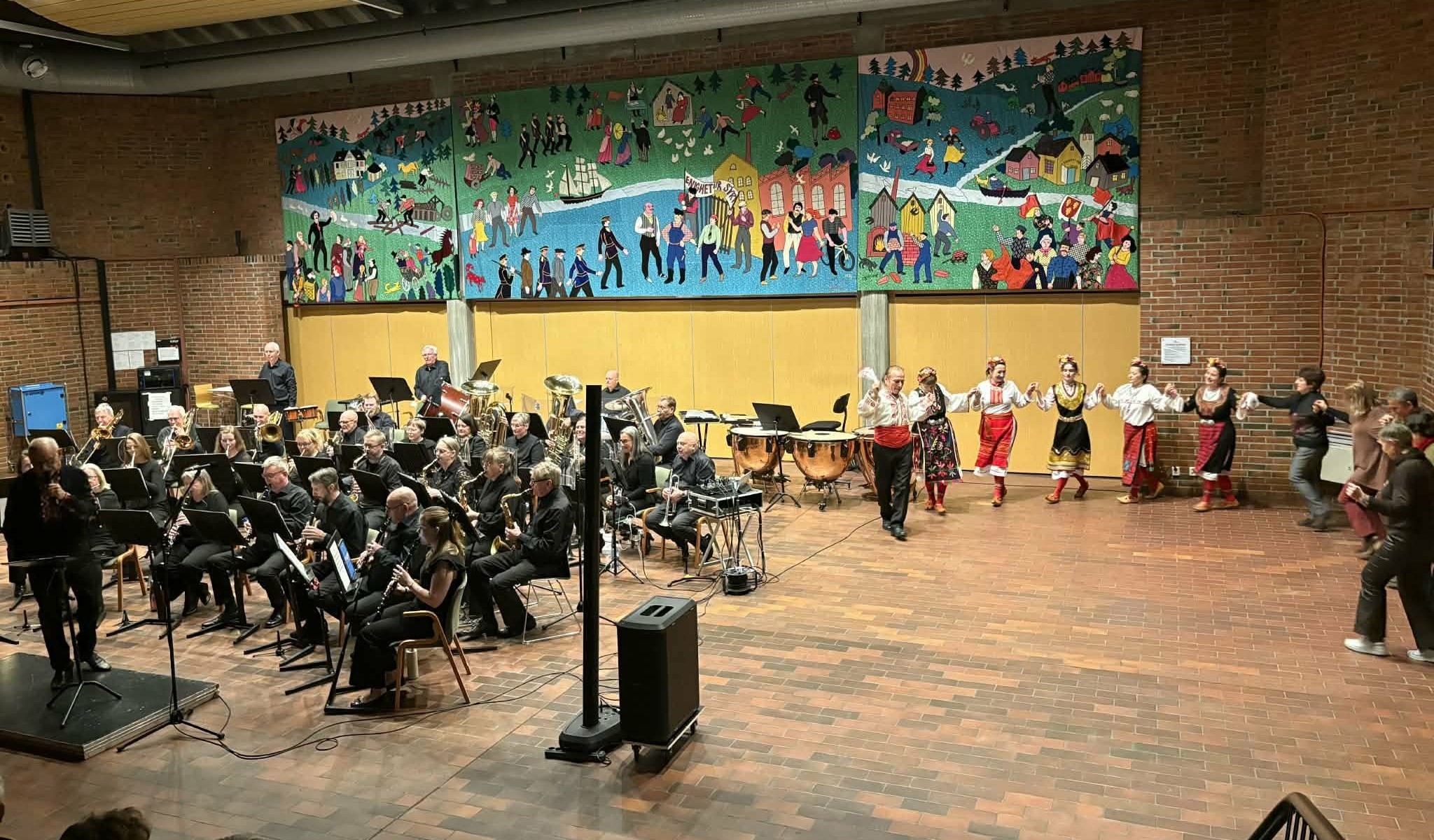 Изложбата „България и мозайките“ бе представена по време на концерт на български музикант в град Мьондален