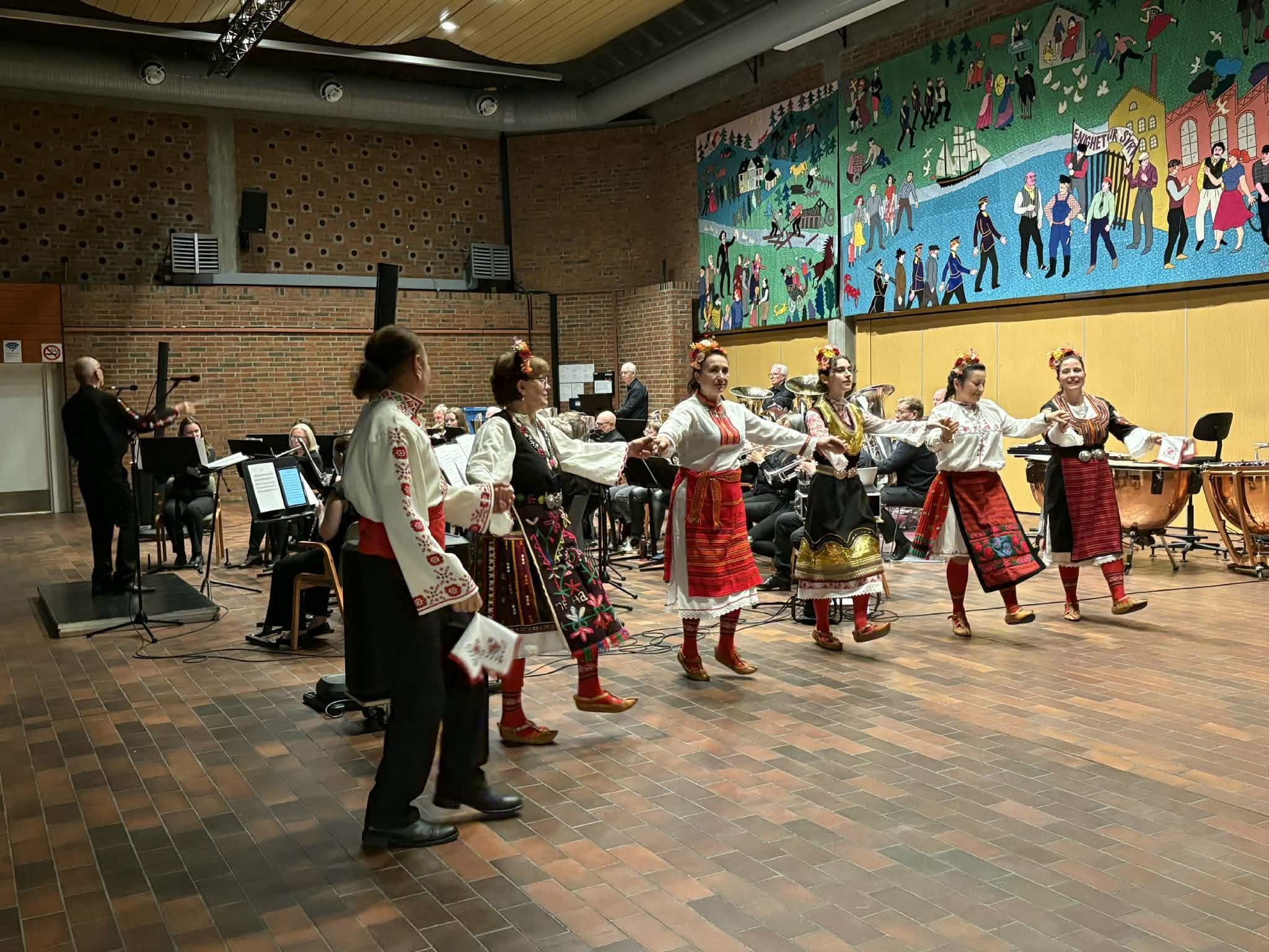 Изложбата „България и мозайките“ бе представена по време на концерт на български музикант в град Мьондален