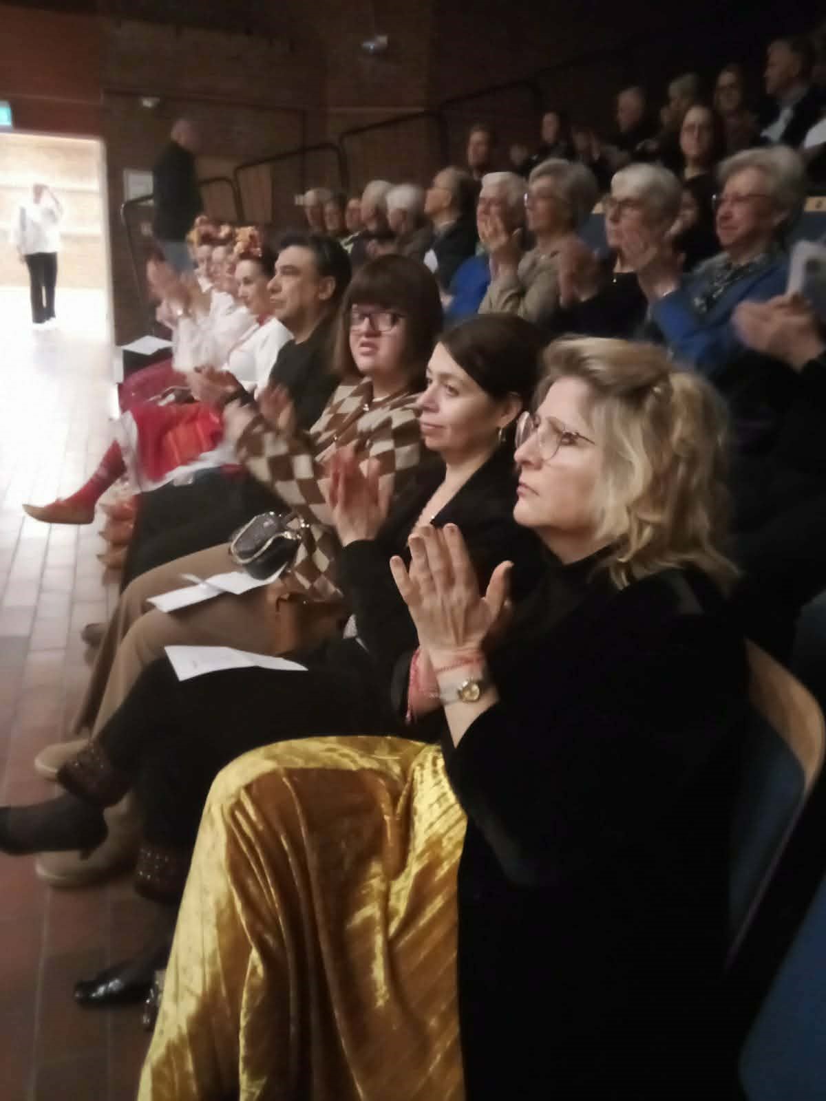 Изложбата „България и мозайките“ бе представена по време на концерт на български музикант в град Мьондален