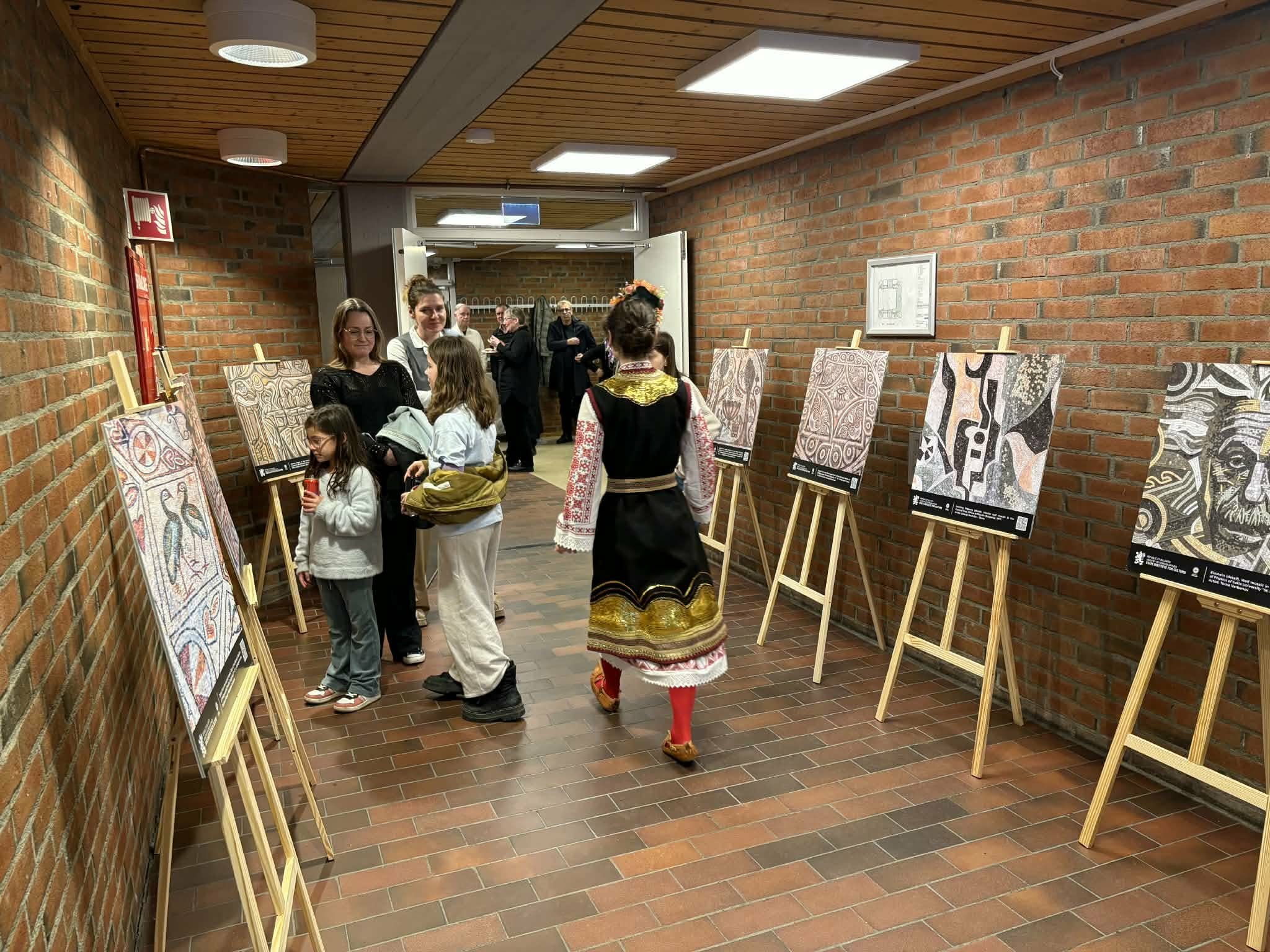 Изложбата „България и мозайките“ бе представена по време на концерт на български музикант в град Мьондален