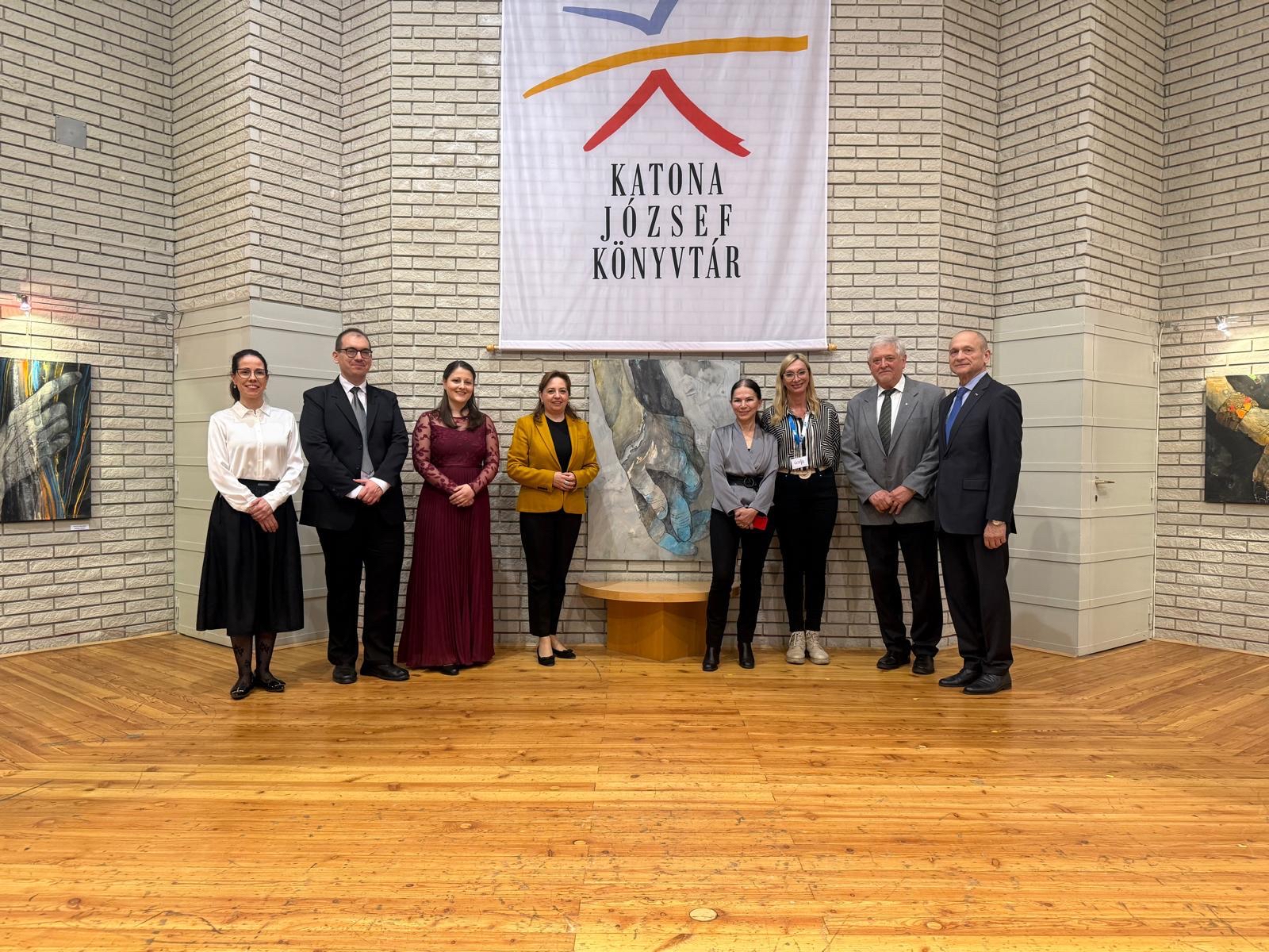 Посланик Мария Ангелиева откри изложба на българската художничка  Албена Христова „Ангелски ръце“ в град Кечкемет