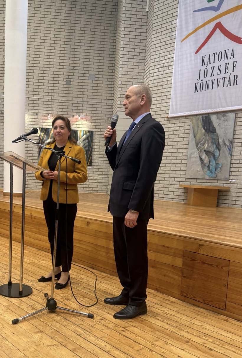 Посланик Мария Ангелиева откри изложба на българската художничка  Албена Христова „Ангелски ръце“ в град Кечкемет