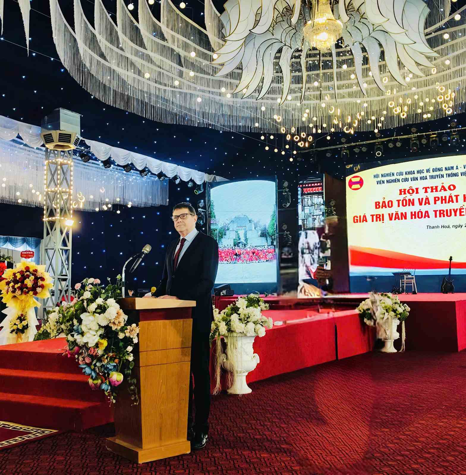 Посланик Павлин Тодоров взе участие в научна конференция за опазване на традиционната култура на провинция Тхан Хоа