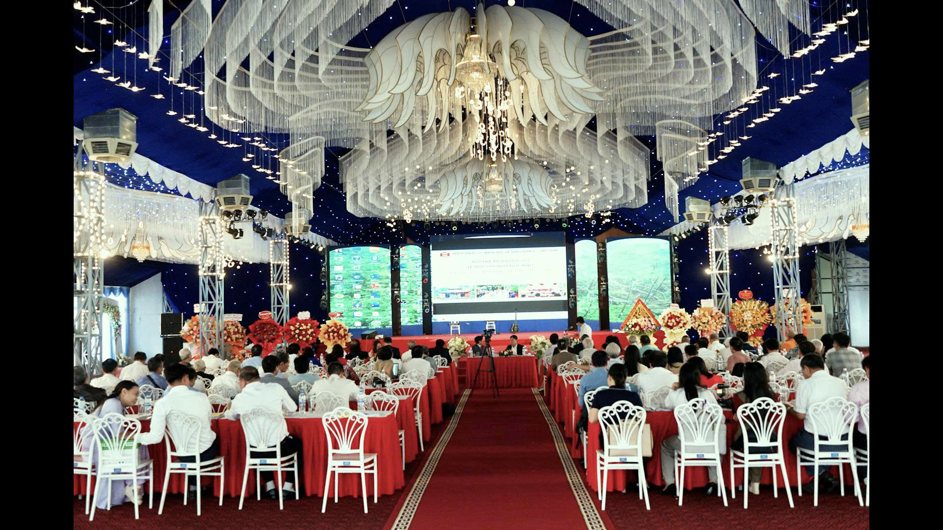 Посланик Павлин Тодоров взе участие в научна конференция за опазване на традиционната култура на провинция Тхан Хоа