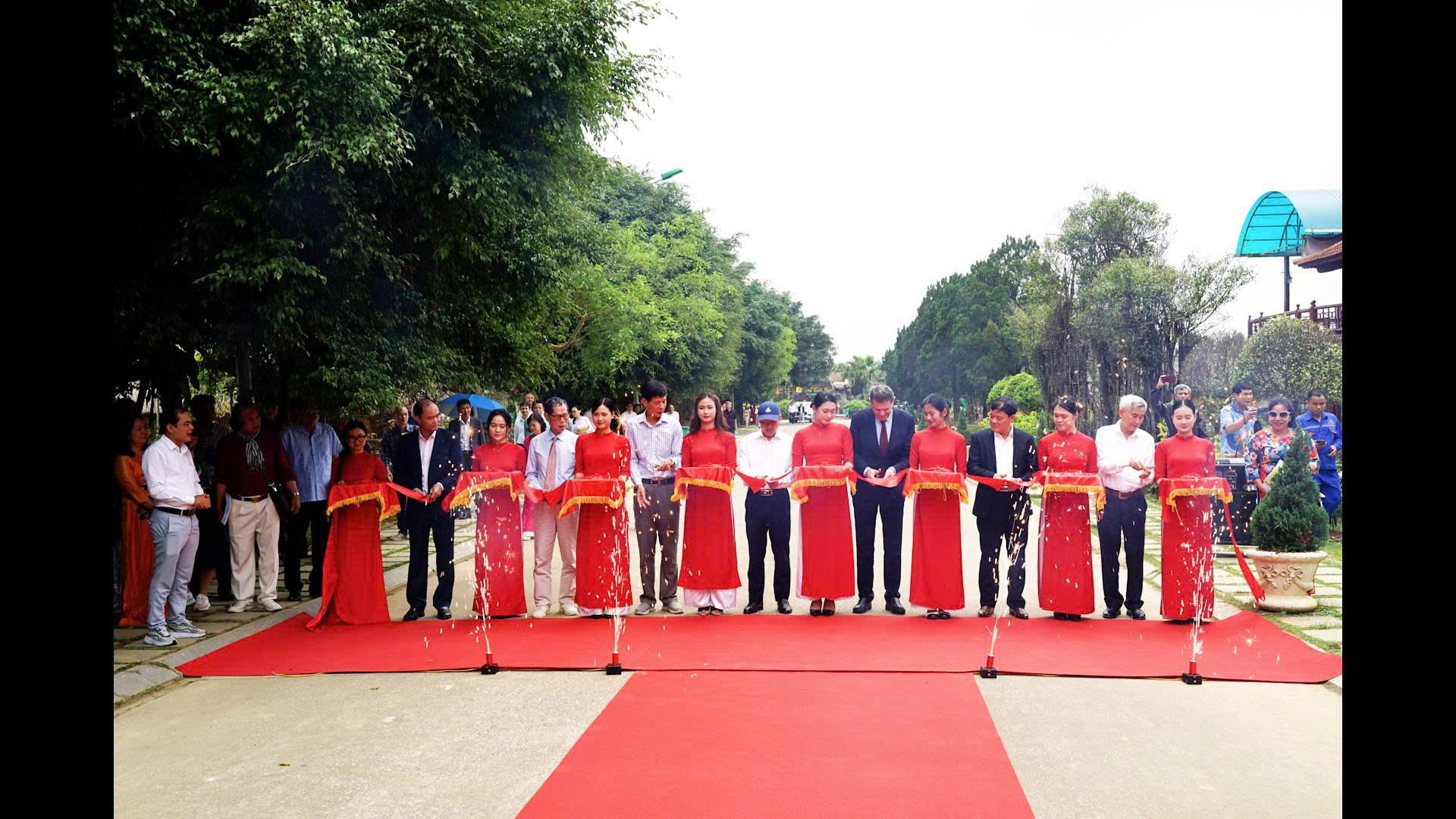 Посланик Павлин Тодоров взе участие в научна конференция за опазване на традиционната култура на провинция Тхан Хоа