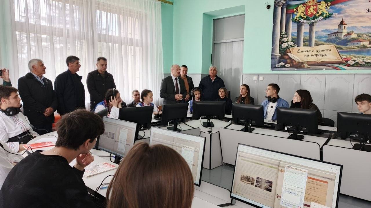 Oткриване на лингафонен кабинет в БНУ „Българче“, реализиран по одобрен проект на Татарбунарското районно българско културно-просветно дружество „Родолюбие“, с председател Борис Кичук, гр. Татарбунари