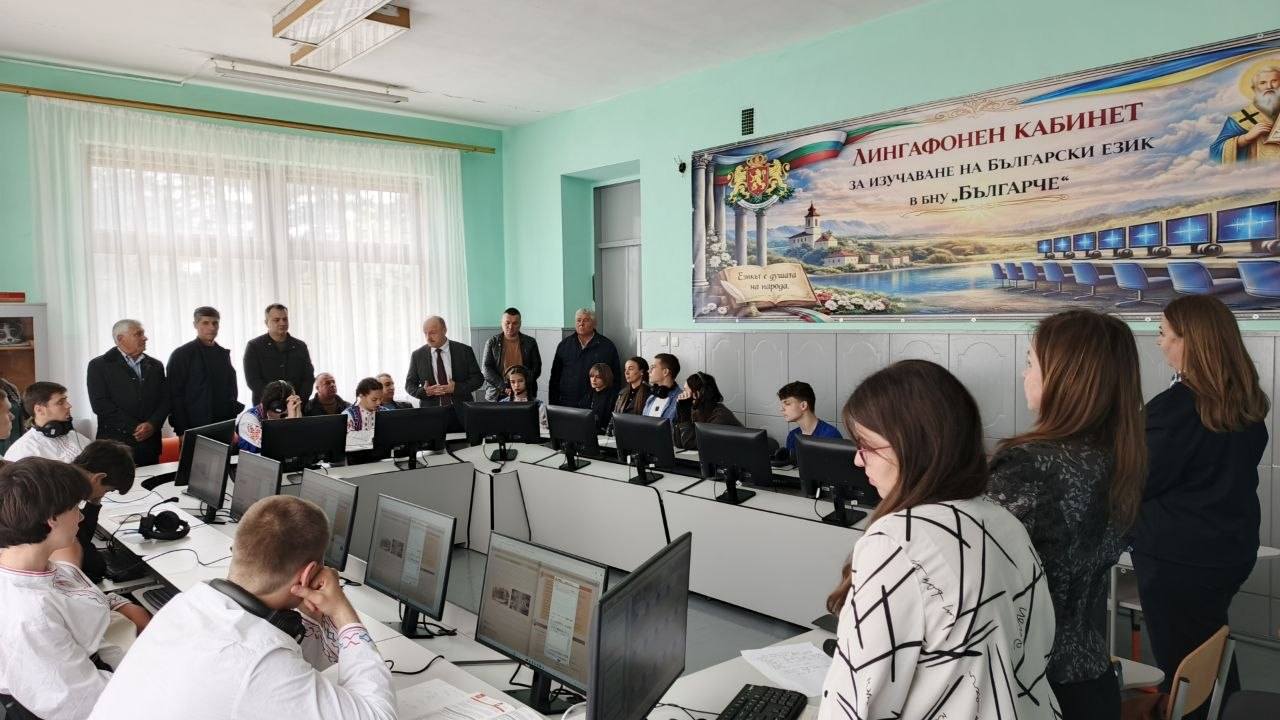 Oткриване на лингафонен кабинет в БНУ „Българче“, реализиран по одобрен проект на Татарбунарското районно българско културно-просветно дружество „Родолюбие“, с председател Борис Кичук, гр. Татарбунари